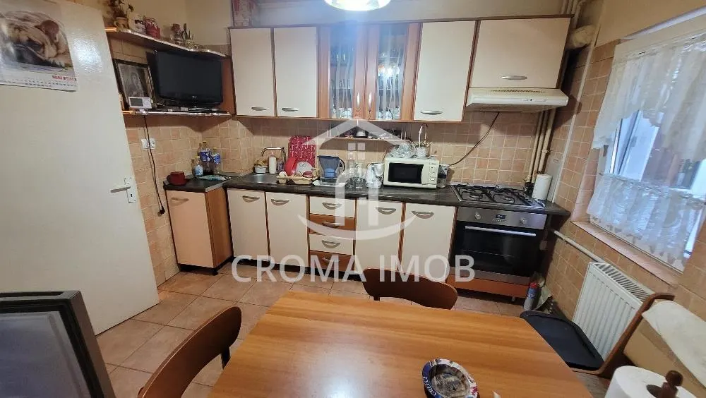 VANZARE APARTAMENT SPATIOS 2 CAMERE  ETAJ 1 MALU ROSU - foto 3