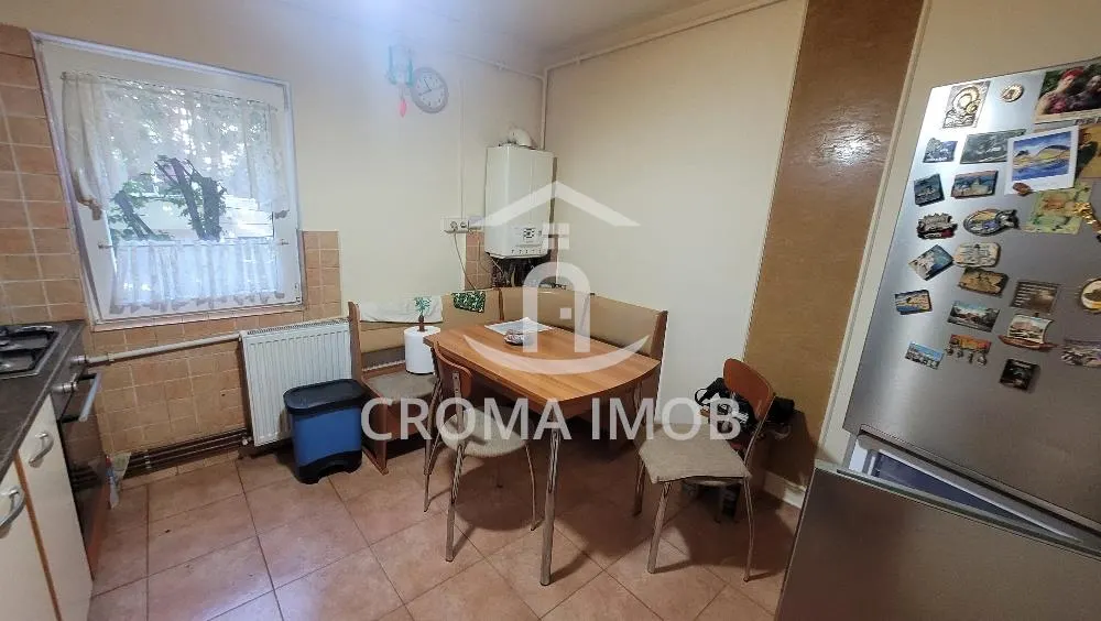 VANZARE APARTAMENT SPATIOS 2 CAMERE  ETAJ 1 MALU ROSU - foto 4