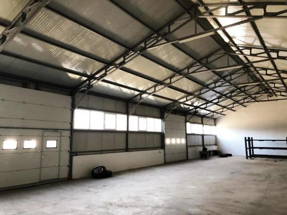 Hala de 440 mp si rampa betonata de 1340 mp in Blejoi. - foto 2