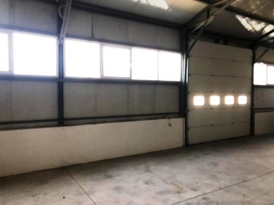 Hala de 440 mp si rampa betonata de 1340 mp in Blejoi. - foto 15