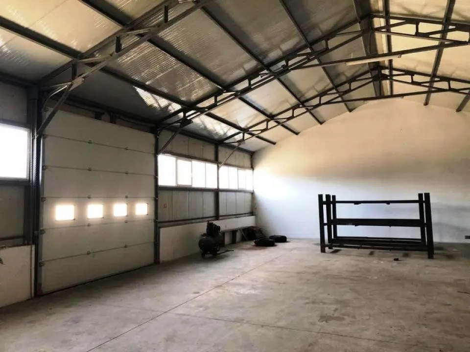 Hala de 440 mp si rampa betonata de 1340 mp in Blejoi. - foto 3