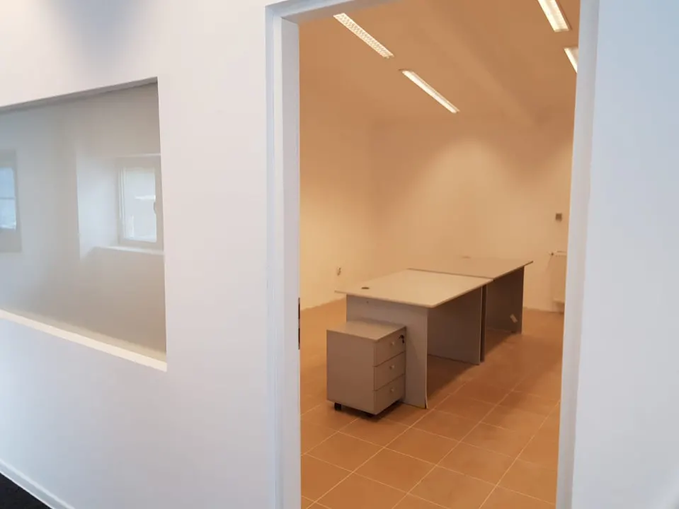 Spatiu birouri si depozit in Ploiesti, zona Xenia. - foto 6