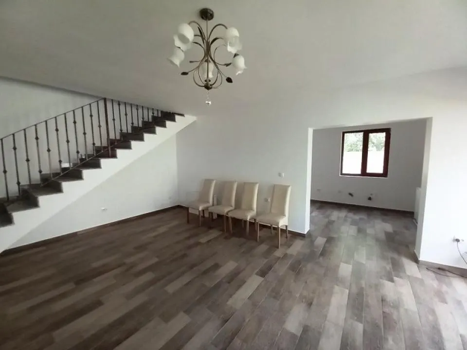 Casa 4 camere in duplex  la  Strejnic. - foto 1