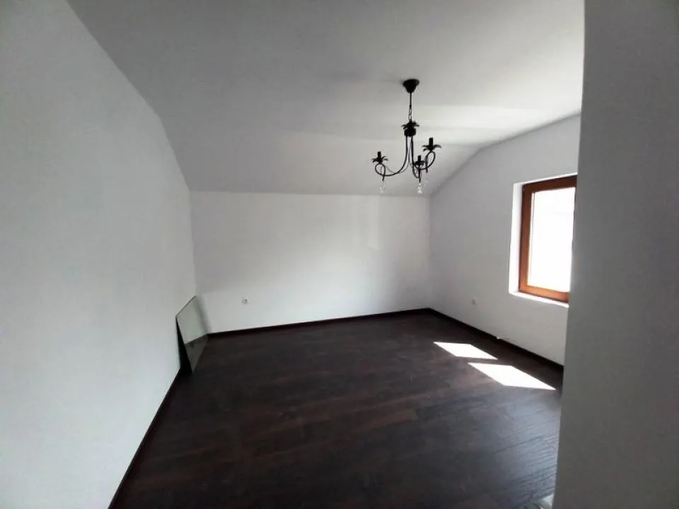 Casa 4 camere in duplex  la  Strejnic. - foto 12