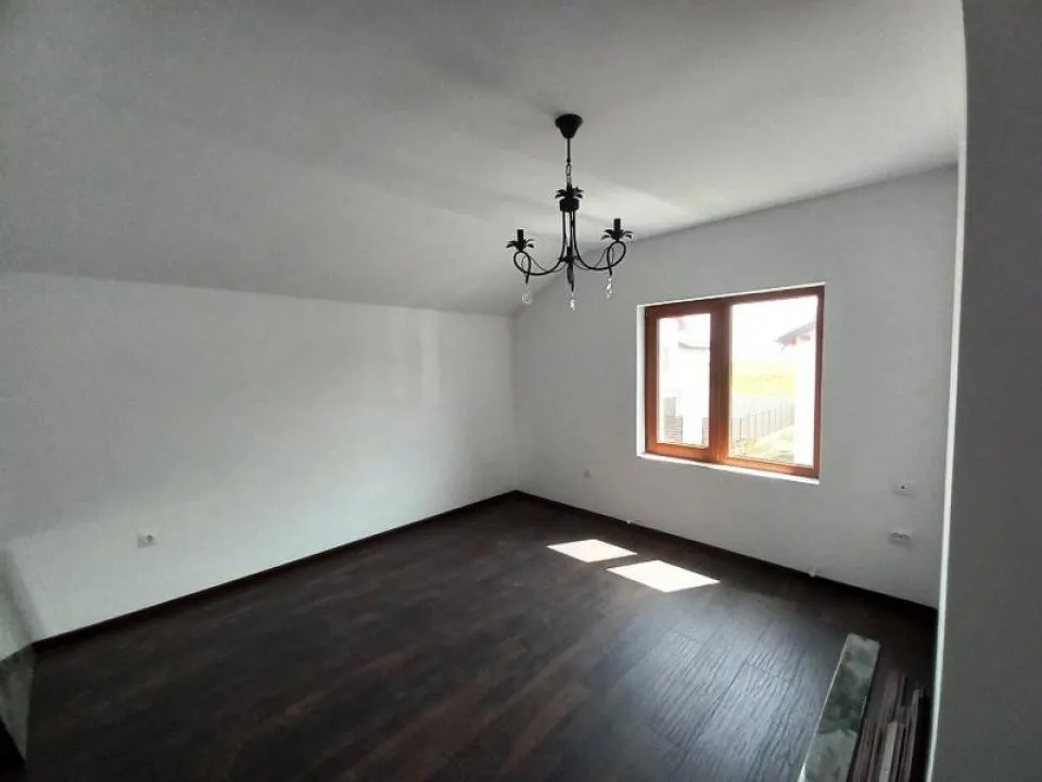 Casa 4 camere in duplex  la  Strejnic. - foto 3