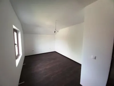Casa 4 camere in duplex  la  Strejnic. - foto 4