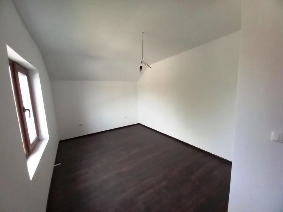 Casa 4 camere in duplex  la  Strejnic. - foto 6