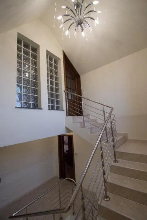 Vila 4 camere  cu piscina in Bucov. - foto 11