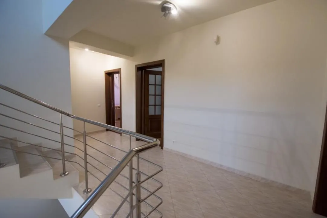 Vila 4 camere  cu piscina in Bucov. - foto 12