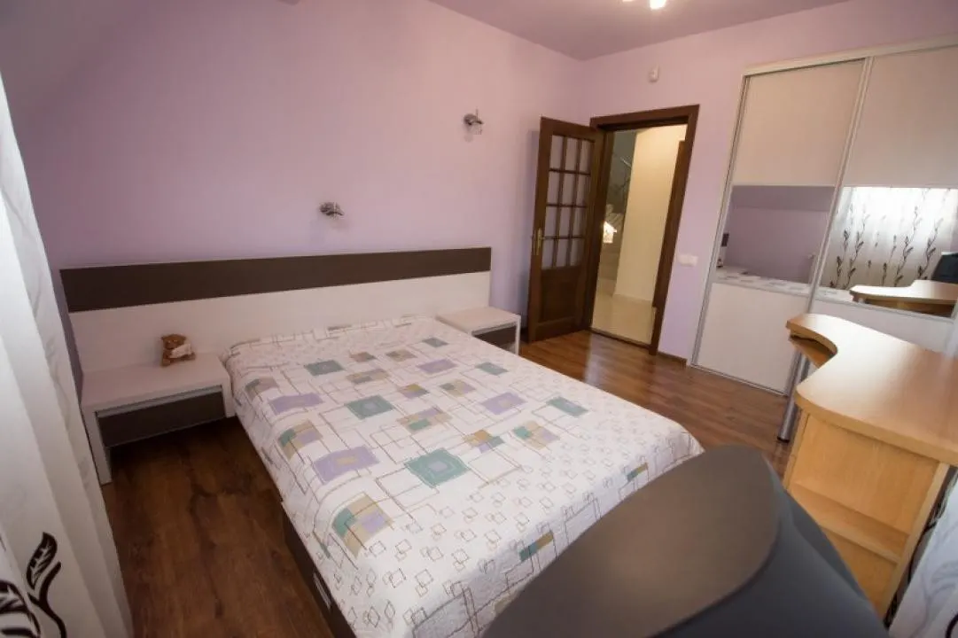 Vila 4 camere  cu piscina in Bucov. - foto 14