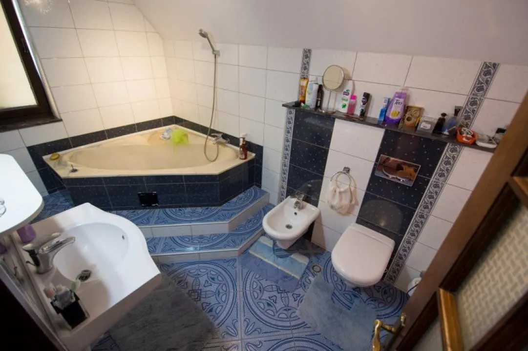 Vila 4 camere  cu piscina in Bucov. - foto 23