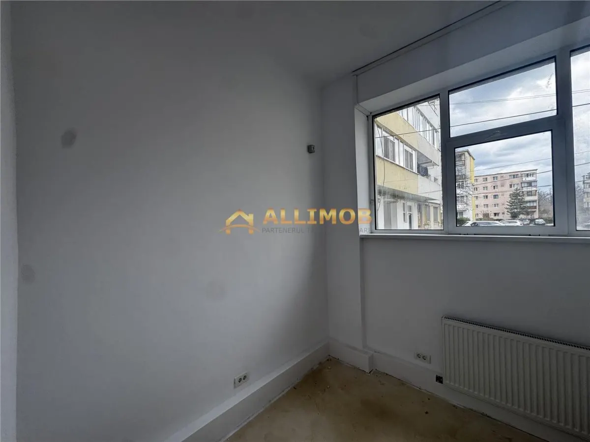 Spatiu comercial de 120 mp in Plopeni, zona cu vad . - foto 14