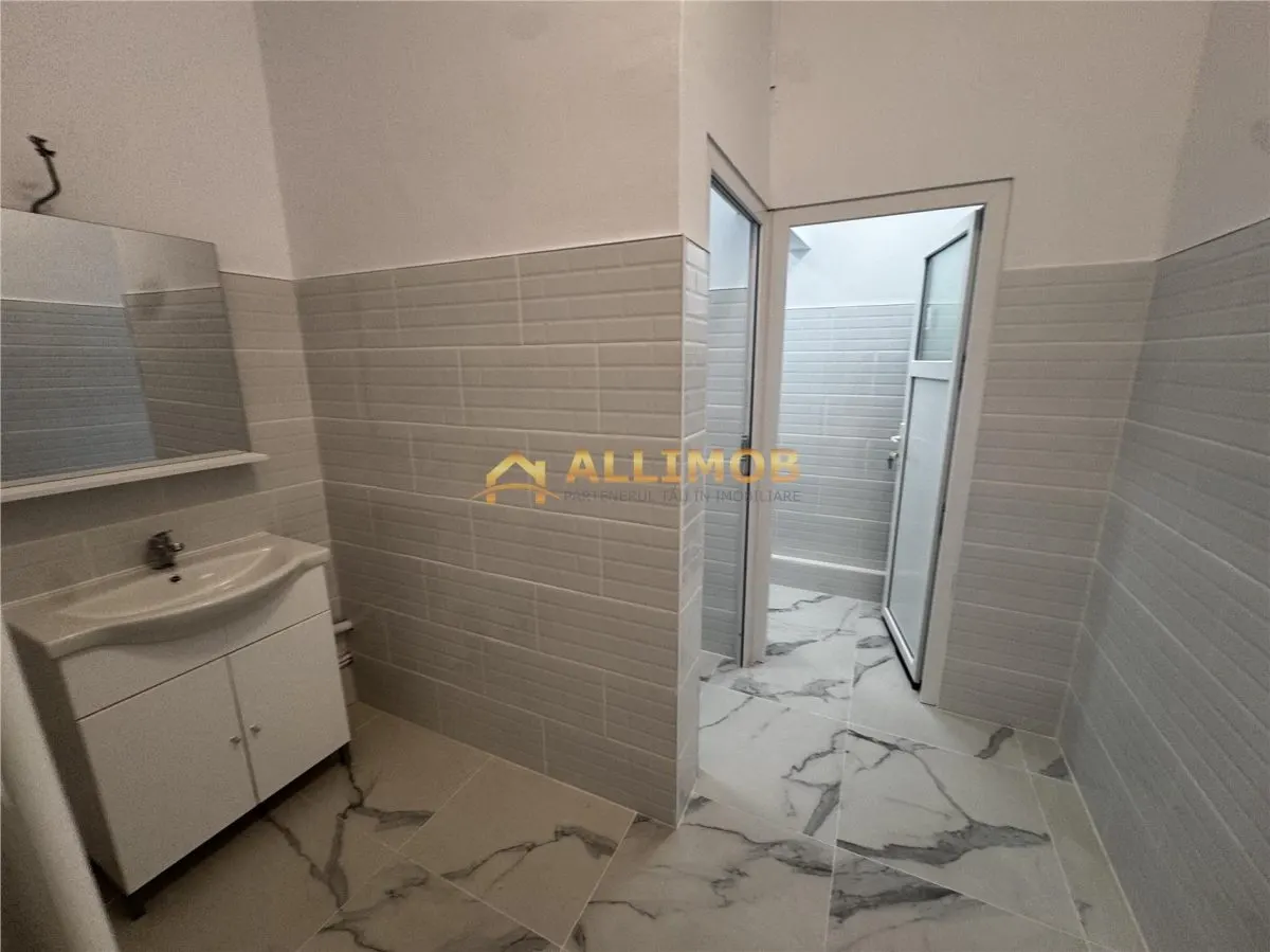 Spatiu comercial de 120 mp in Plopeni, zona cu vad . - foto 8