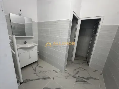 Spatiu comercial de 120 mp in Plopeni, zona cu vad . - foto 14