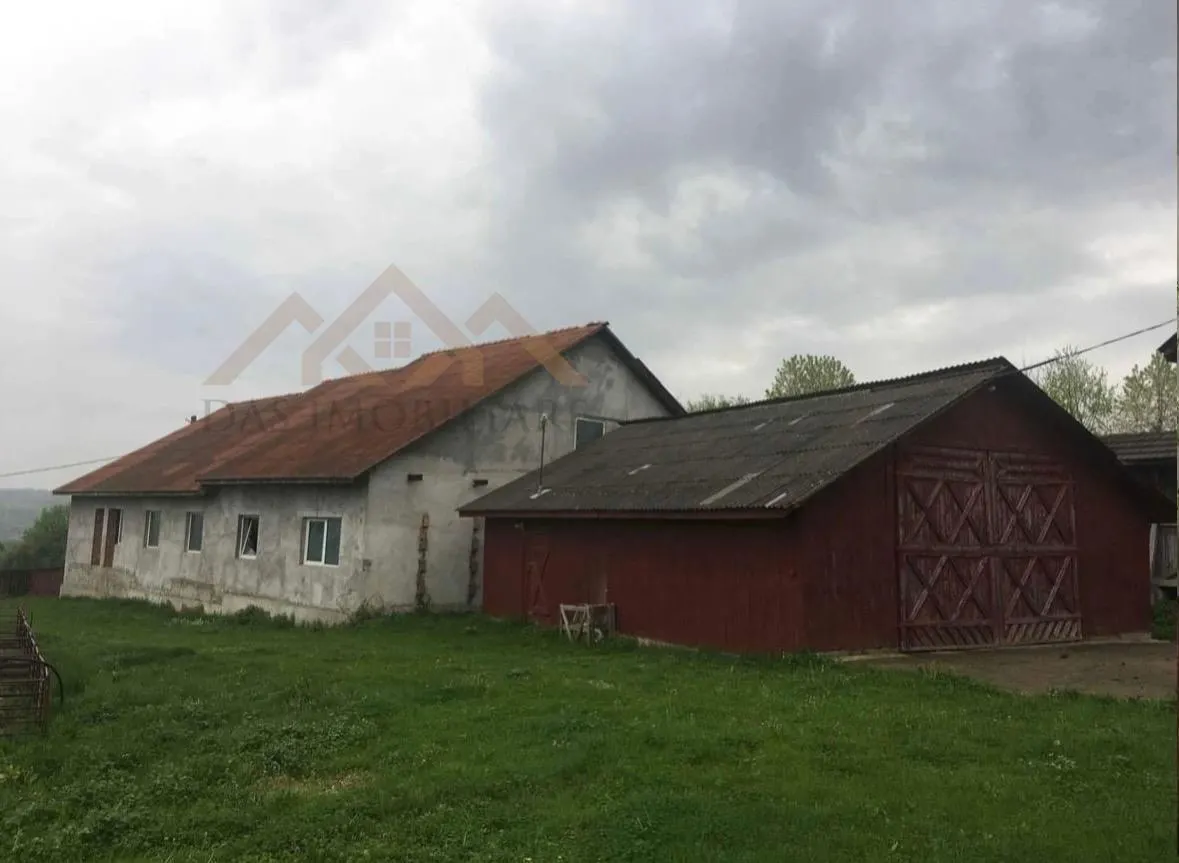 Ansamblu de cladiri, cu destinatii diverse, loc.  Iadara - foto 1