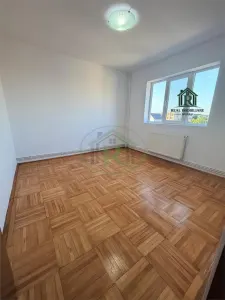 Apartament 3 camere, decomandat, disponibil imediat ! - foto 2