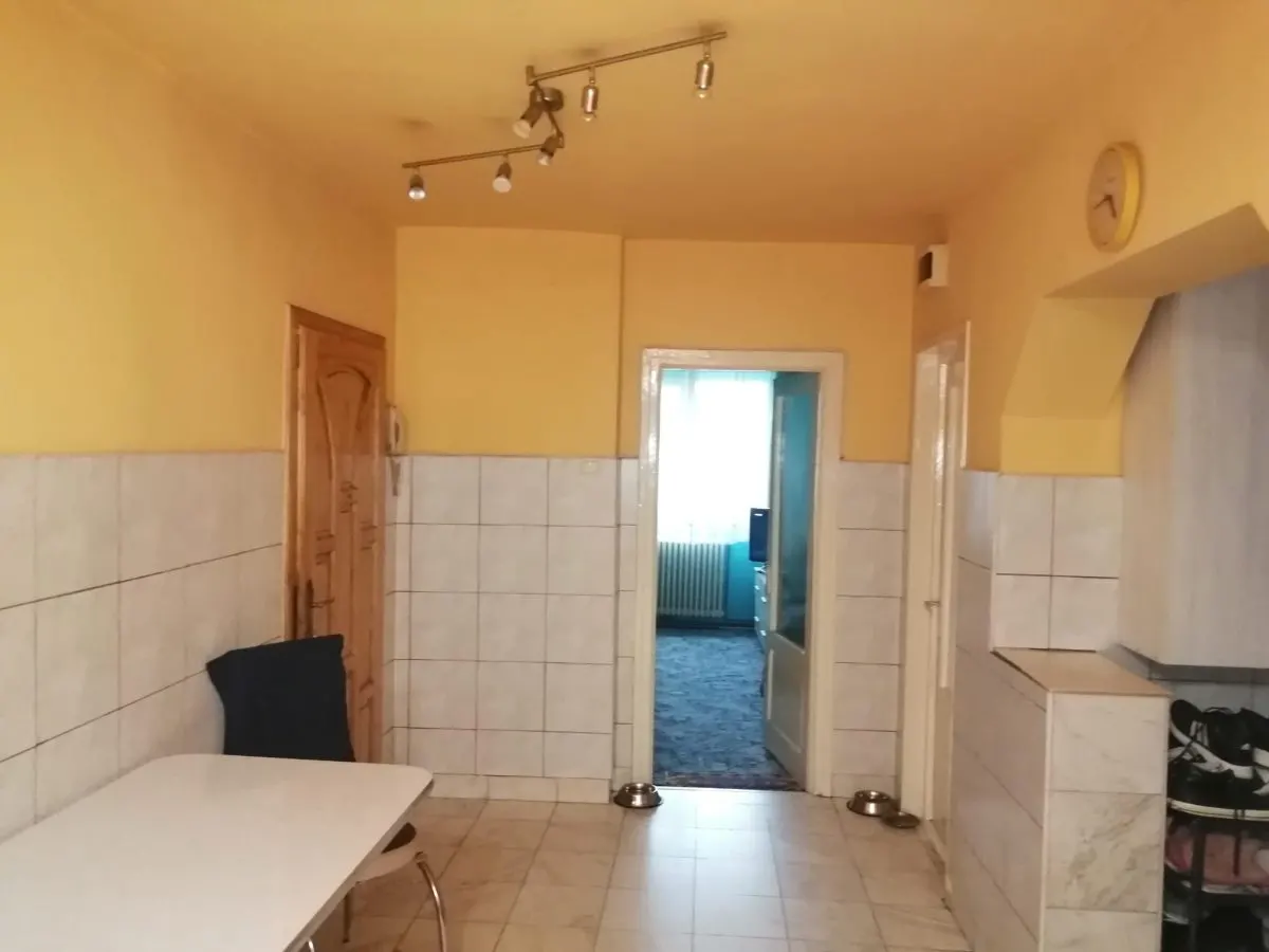 Se vinde apartament 3 camere parter - foto 2