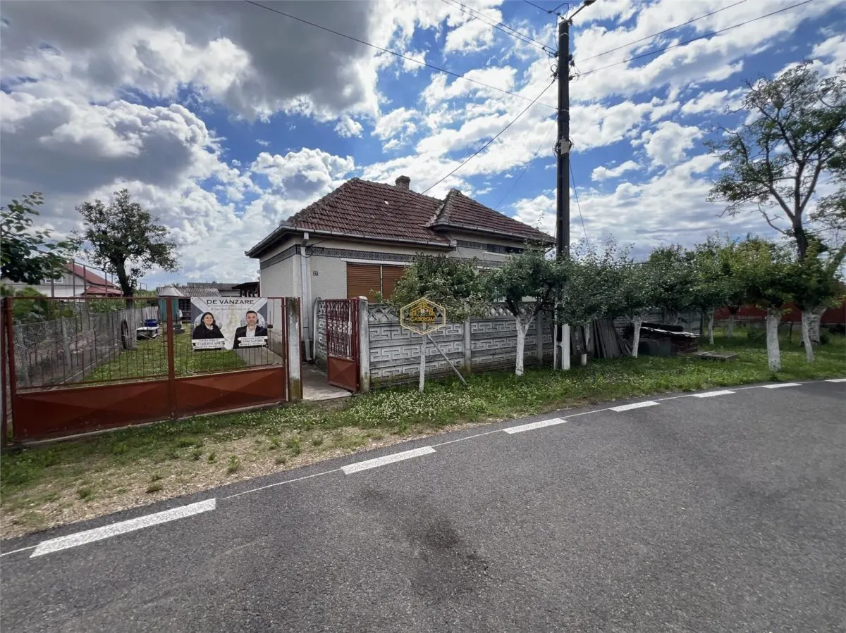 Casă spațioasă cu teren generos de 1.656 mp, într-o zonă liniștită din orașul Livada - foto 1