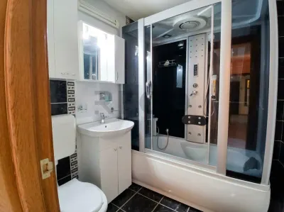 RECO Apartament cu 3 camere decomandat in cartierul Rogerius Bloc cu lift - foto 13