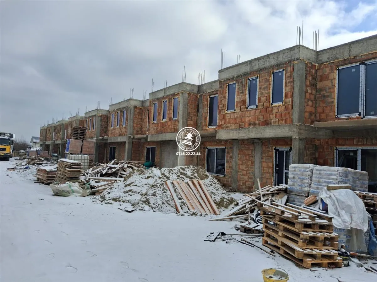 Case insiruite , 4 camere , P+1E - central in Valea Lupului - foto 9