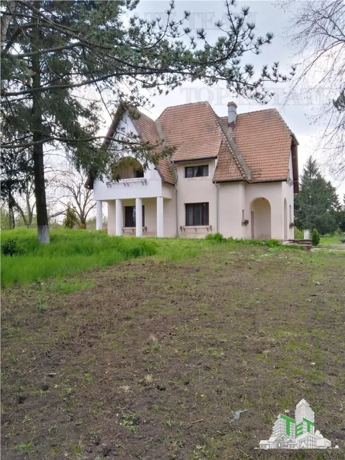 Super afacere pentru investitori compusa din teren intravilan cat vezi cu ochii plus cladiri si anexe cu istoric din perioada interbelica. - foto 1