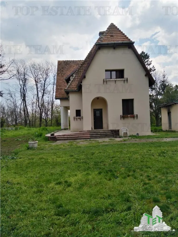 Super afacere pentru investitori compusa din teren intravilan cat vezi cu ochii plus cladiri si anexe cu istoric din perioada interbelica. - foto 2