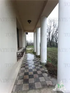 Super afacere pentru investitori compusa din teren intravilan cat vezi cu ochii plus cladiri si anexe cu istoric din perioada interbelica. - foto 4