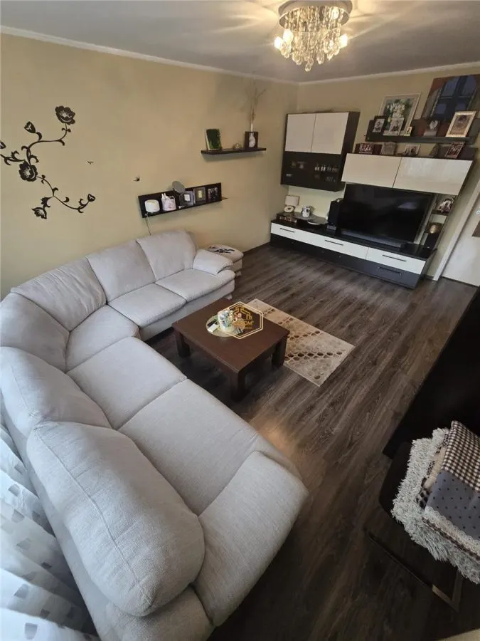 Apartament cu 4 camere in Piata 25 Octombrie | Etaj 3 - foto 1