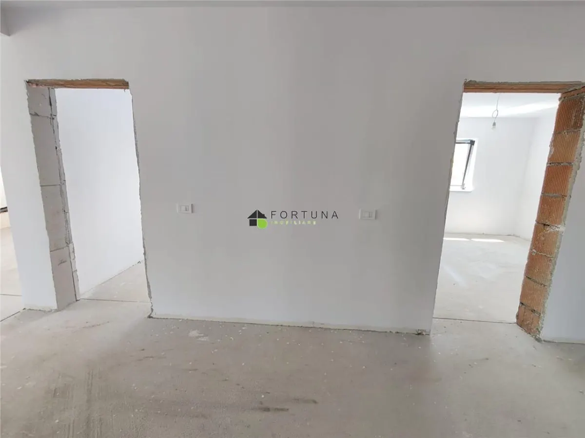 Casa noua, singur in curte - Izvor - foto 13