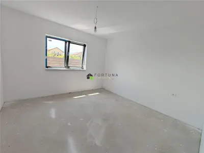 Casa noua, singur in curte - Izvor - foto 14