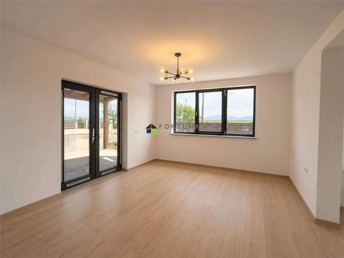 Casa noua, singur in curte - Izvor - foto 3