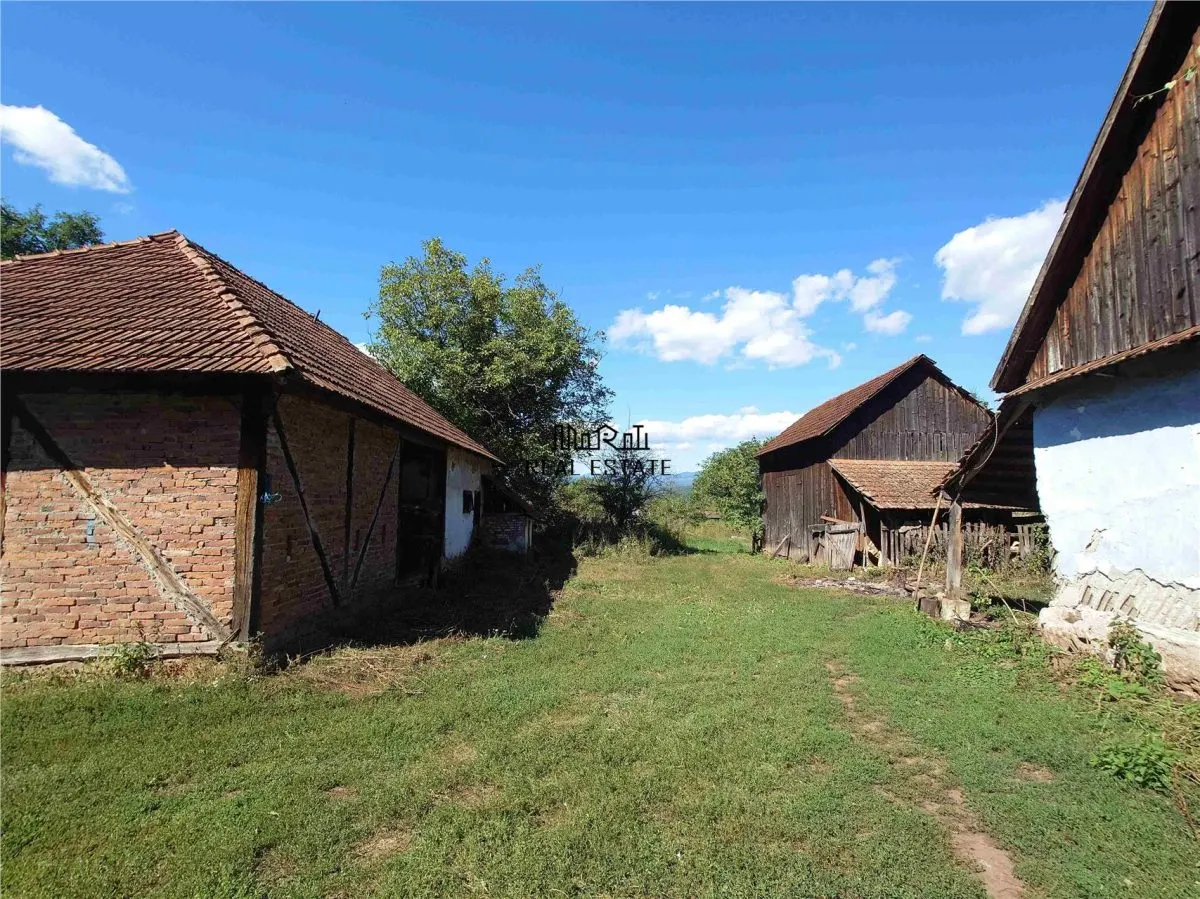 Teren intravilan si cladiri in Lunca - foto 1