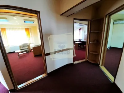Spatiu birouri 5 camere 2 bai in zona centrala - foto 14