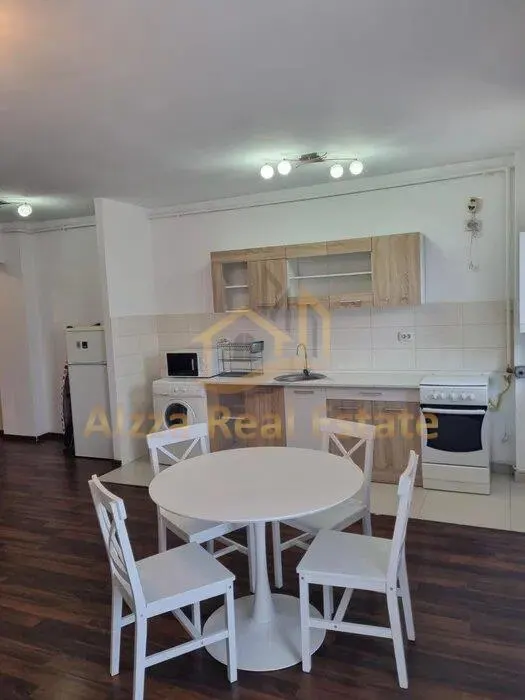 ALZZA REAL ESTATE-- apartament 1 cameră 40mp + 10mp balcon etajul 5 din 6 orientare est . Apartamentul se predă mobilat și utilat - foto 1