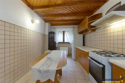 LIVE! Casa cu arhitectura traditionala, curte spatioasa, foisor, Rucar. Bran - foto 14