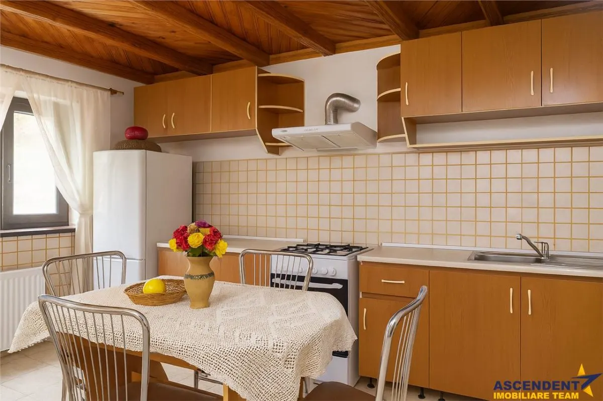 LIVE! Casa cu arhitectura traditionala, curte spatioasa, foisor, Rucar. Bran - foto 3