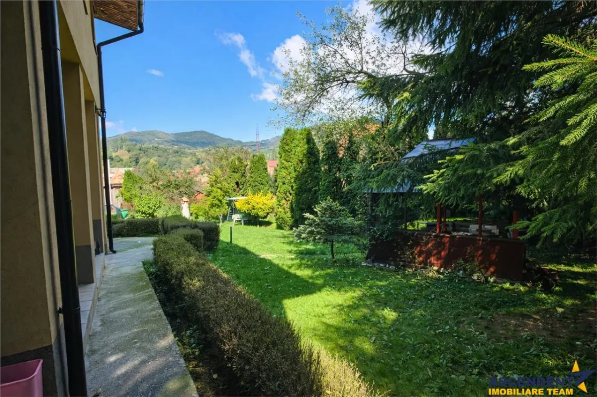 LIVE! Casa cu arhitectura traditionala, curte spatioasa, foisor, Rucar. Bran - foto 4