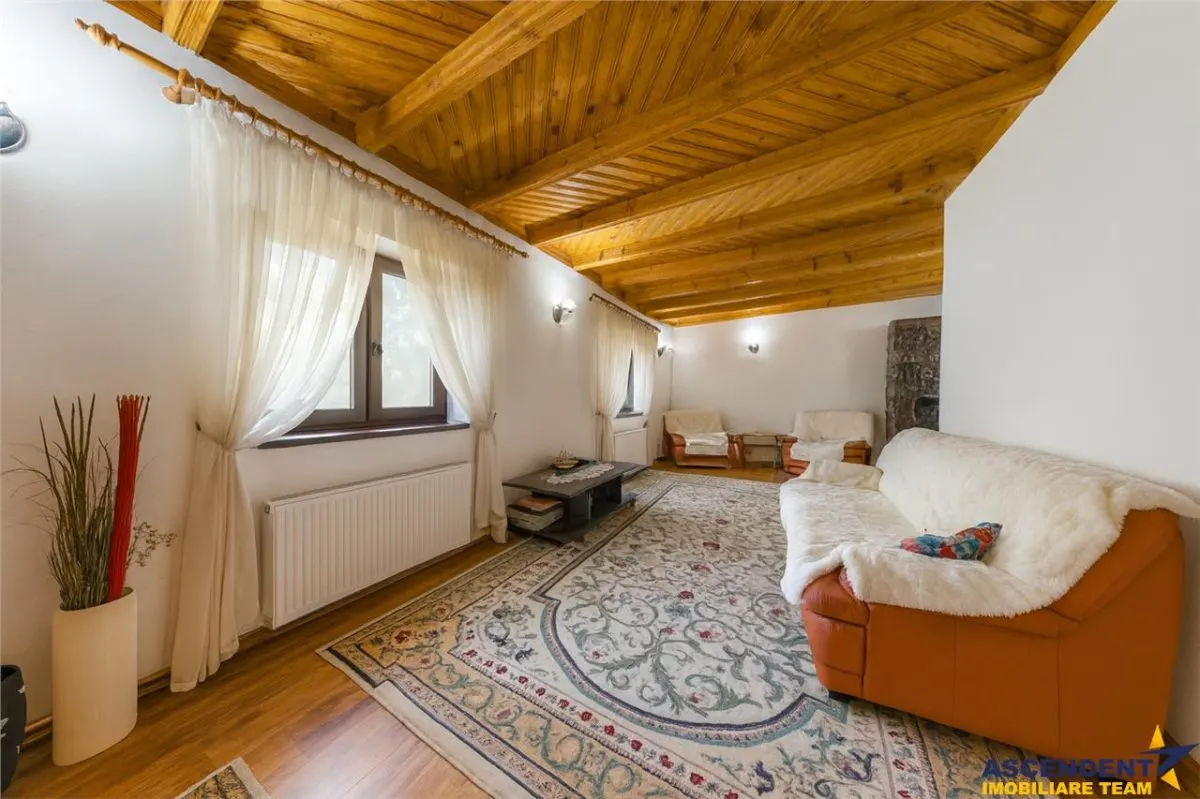 LIVE! Casa cu arhitectura traditionala, curte spatioasa, foisor, Rucar. Bran - foto 7