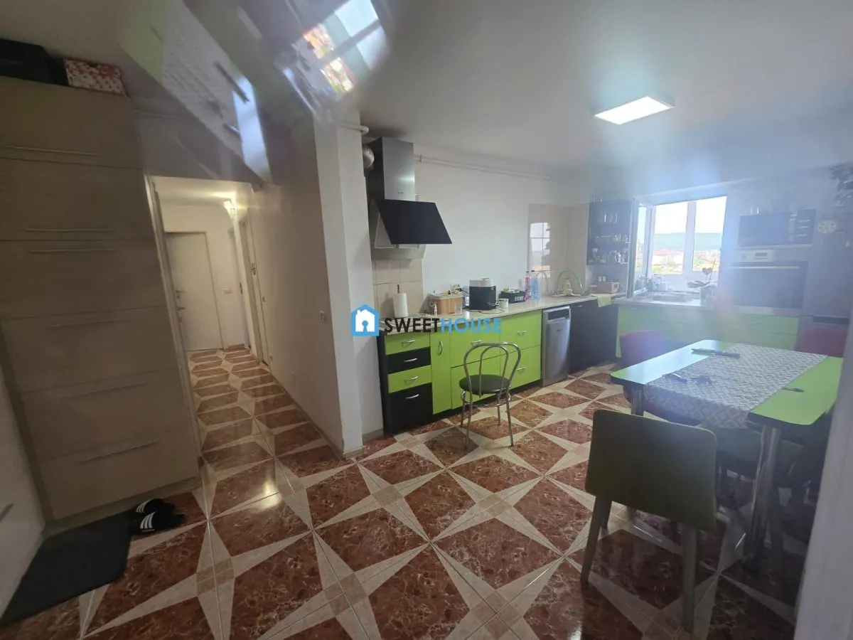 Apartament cu trei camere renovat zona Campului - foto 3