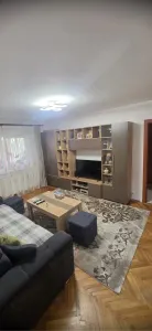 Apartament 3 camere, Florilor,2 gr .sanitare,renovat,140000 Euro neg - Brasov