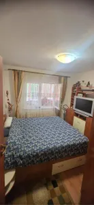 Apartament 3 camere, Florilor,2 gr .sanitare,renovat,140000 Euro neg - foto 2