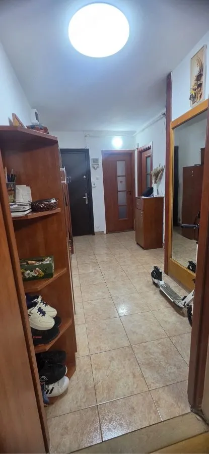 Apartament 3 camere, Florilor,2 gr .sanitare,renovat,140000 Euro neg - foto 3