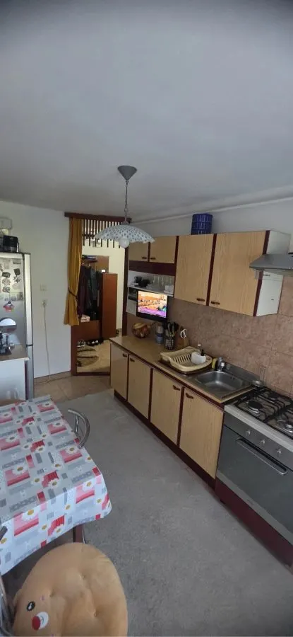 Apartament 3 camere, Florilor,2 gr .sanitare,renovat,140000 Euro neg - foto 4