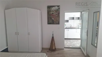 Garsoniera spatioasa cu curte - de vanzare - Centrul istoric - foto 3