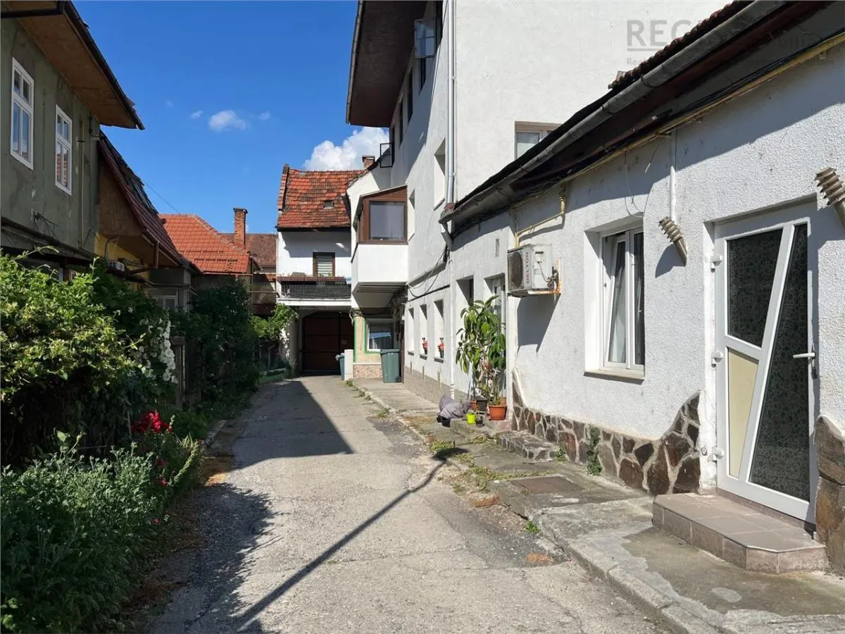 Garsoniera spatioasa cu curte - de vanzare - Centrul istoric - foto 8