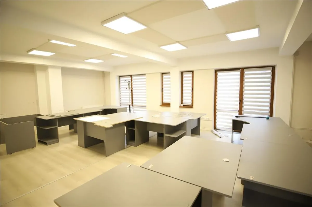Birou 55 mp, Centru, Etaj 1, Renovat, Targu Mures, parcare - foto 1