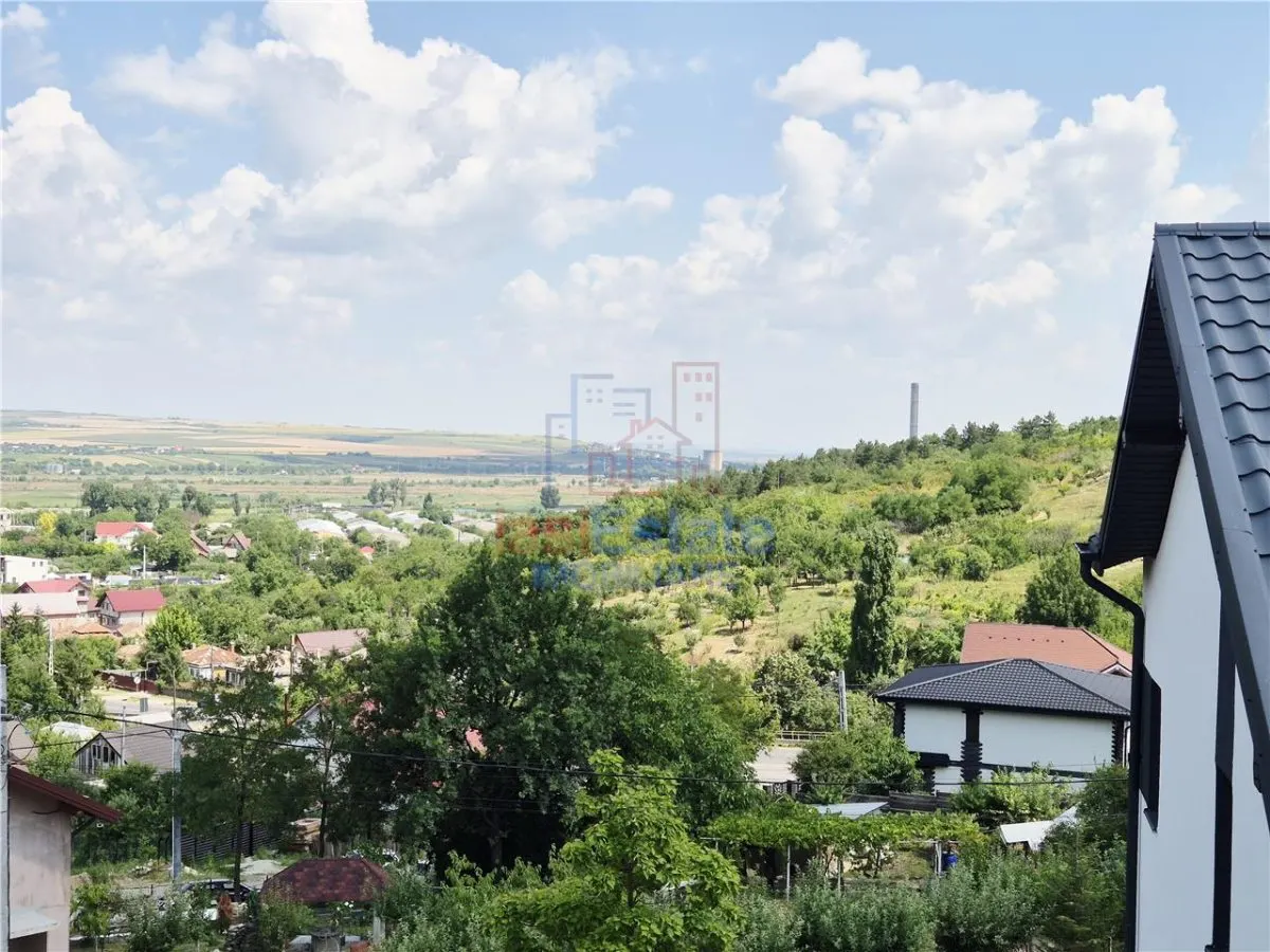 Casa de vanzare cu priveliste frumoasa - foto 17