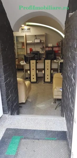 Spatiu comercial pt birouri-salon- cabinet ultracentral Arad - foto 1