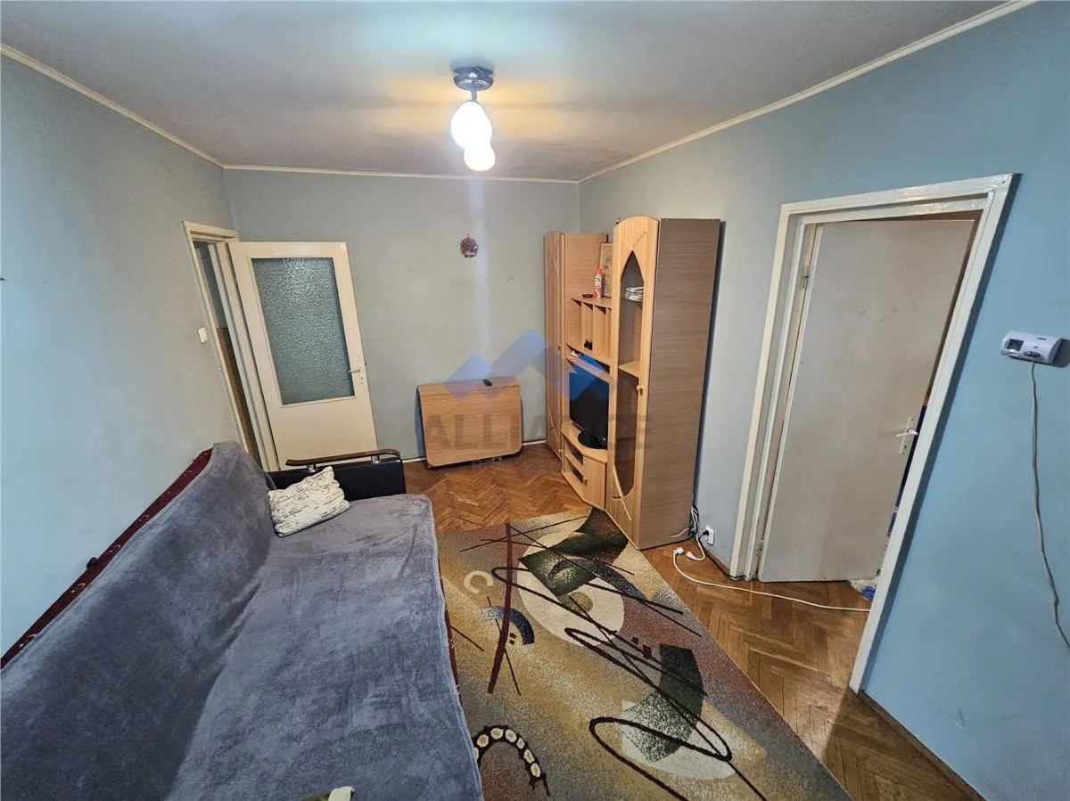 Tatarasi-Piata Chirila, apartament cu 2 camere, etaj  intermediar - foto 1