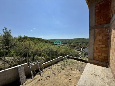 Case tip duplex de vanzare, 101 mp utili, 230 mp teren, in Corunca - foto 12